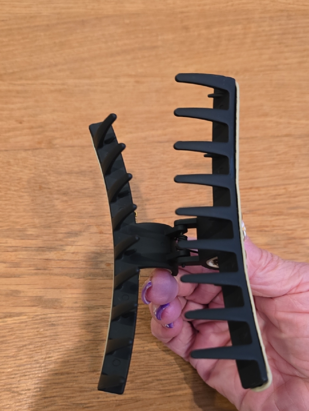 GG Hair Claw Clip - Picture 4 of 6